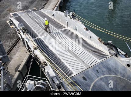 US-Streitkräfte. POTI, Georgia (22. August 2018) der Seefahrer Third Mate Christian Fitzgerald läuft die Heckrampe des Schnelltransportschiffs USNS Carson City (T-EPF 7) der Spearhead-Klasse in Poti, Georgia, 22. August 2018 hinunter. Carson City ist das siebte von neun Schnelltransportschiffen im Inventar des Militärsealift Command mit der Hauptaufgabe, den schnellen Transport von militärischer Ausrüstung und Personal im Theater über die 20.000 Quadratmeter große, rekonfigurierbare Missionsbucht mit Platz für 312 Passagiere bereitzustellen. (Foto der US Navy von Mass Communication Specialist 1 Stockfoto