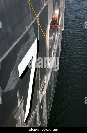 US-Streitkräfte. POTI, Georgia (22. August 2018) Bryson Tazewell, der dem Schnelltransportschiff USNS Carson City (T-EPF 7) der Spearhead-Klasse zugeteilt wurde, beobachtet, wie das Schiff am 22. August 2018 in Poti, Georgia, eintrifft. Carson City ist das siebte von neun Schnelltransportschiffen im Inventar des Militärsealift Command mit der Hauptaufgabe, den schnellen Transport von militärischer Ausrüstung und Personal im Theater über die 20.000 Quadratmeter große, rekonfigurierbare Missionsbucht mit Platz für 312 Passagiere bereitzustellen. (Foto der U.S. Navy von Mass Communication Specialist 1st Cl Stockfoto