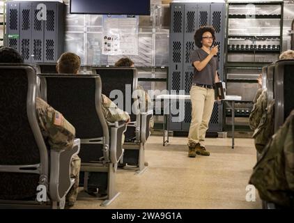 US-Streitkräfte. POTI, Georgia (18. August 2018) Chief Mate Roshenda Josephs, ein Seefahrer aus dem öffentlichen Dienst, der dem Schnelltransportschiff der Spearhead-Klasse USNS Carson City (T-EPF 7) zugeteilt wurde, gibt eine Sicherheitsunterweisung für Soldaten der US-Armee, die der Bravo Kompanie, 2. Bataillon, 5. Kavallerieregiment, 1. Panzerbrigade Combat. 1. Kavallerie-Division, 18. August 2018. Carson City ist das siebte von neun Schnelltransportschiffen im Inventar des Military Sealift Command und hat die Hauptaufgabe, über die ITS 20.000 den schnellen Transport von militärischer Ausrüstung und Personal im Theater zu ermöglichen Stockfoto