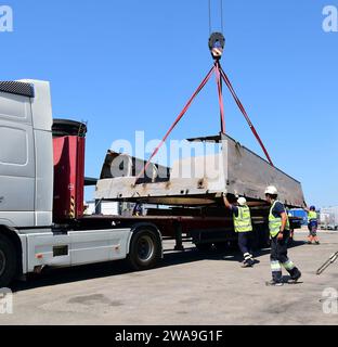 US-Streitkräfte. 180821VJ282-101 MARINESTÜTZPUNKT ROTA, Spanien (21. August 2018) - Forward Deployed Regional Maintenance Center (FDRMC) Det. Rota-Auftragnehmer positionieren die Sprengkapseln des vorwärts ausgesetzten Raketenlenkers USS Porter (DDG 78) während einer Wartungsverfügbarkeit vom 21. August 2018 auf einem Lkw. Porter, der nach Rota in Spanien eingesetzt wurde, führt Patrouillen im US-Gebiet der 6. Flotte durch, um regionale Verbündete und Partner sowie nationale Sicherheitsinteressen der USA in Europa zu unterstützen. (Foto der U.S. Navy von Chief (Select) Mass Communication Specialist Brian Dietrick/veröffentlicht) Stockfoto