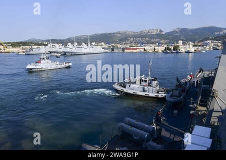 US-Streitkräfte. 180819QR145-052 TOULON, Frankreich (19. August 2018) – Ein Schlepper unterstützt den Lenkraketenzerstörer USS Ross (DDG 71) der Arleigh Burke-Klasse, als das Schiff am 19. August 2018 in Toulon, Frankreich ankommt. Ross, der nach Rota, Spanien, stationiert ist, befindet sich auf seiner siebten Patrouille im US-Gebiet der 6. Flotte, um die nationalen Sicherheitsinteressen der USA in Europa und Afrika zu unterstützen. (Foto der U.S. Navy von Mass Communication Specialist 3rd Class Krystina Coffey/ veröffentlicht) Stockfoto