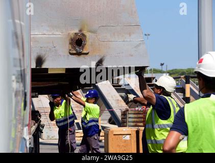 US-Streitkräfte. 180821VJ282-094 MARINESTÜTZPUNKT ROTA, Spanien (21. August 2018) - Forward Deployed Regional Maintenance Center (FDRMC) Det. Rota-Auftragnehmer positionieren die Sprengkapseln des vorwärts ausgesetzten Raketenlenkers USS Porter (DDG 78) während einer Wartungsverfügbarkeit vom 21. August 2018 auf einem Lkw. Porter, der nach Rota in Spanien eingesetzt wurde, führt Patrouillen im US-Gebiet der 6. Flotte durch, um regionale Verbündete und Partner sowie nationale Sicherheitsinteressen der USA in Europa zu unterstützen. (Foto der U.S. Navy von Chief (Select) Mass Communication Specialist Brian Dietrick/veröffentlicht) Stockfoto