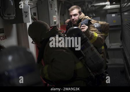 US-Streitkräfte. 180825EV253-022 ATLANTISCHER OZEAN (25. August 2018) Machinist's Mate Fireman Apprentice Nicholas-Marathon führt während einer Generalübung an Bord des Arleigh-Burke-Klasse-Raketenzerstörers USS Bulkeley (DDG 84) am 25. August 2018 ein in sich geschlossenes Atemgerät ein. Bulkeley, Homeportiert auf der Marinestation Norfolk, führt Marineoperationen im Gebiet der 6. Flotte durch, um die nationalen Sicherheitsinteressen der USA in Europa und Afrika zu unterstützen. (Foto der U.S. Navy von Mass Communication Specialist 3rd Class Sara Eshleman/veröffentlicht) Stockfoto