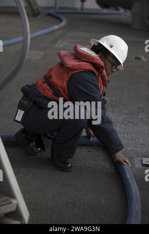 US-Streitkräfte. 180827EV253-168 ATLANTISCHER OZEAN (27. August 2018) Ackeola Brooks stabilisiert einen Schlauch an Bord der Arleigh-Burke-Klasse USS Bulkeley (DDG 84), da das Schiff Trinkwasser vom Trockenfrachtschiff USNS Medgar Evers (T-AKE 13) 2018 der Lewis-Clark-Klasse erhält. Bulkeley, Homeportiert auf der Marinestation Norfolk, führt Marineoperationen im Gebiet der 6. Flotte durch, um die nationalen Sicherheitsinteressen der USA in Europa und Afrika zu unterstützen. (Foto der U.S. Navy von Mass Communication Specialist 3rd Cl Stockfoto