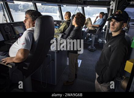 US-Streitkräfte. BOSPORUS STRAIT (30. August 2018) Ein Schiffspilot, Linke und Beamte, die dem Schnelltransportschiff USNS Carson City (T-EPF 7) der Spearhead-Klasse zugeteilt sind, stehen am 30. August 2018 auf der Fahrt durch die Bosporus Strait, nachdem das Schiff das Schwarze Meer verlassen hat. Carson City ist das siebte von neun Schnelltransportschiffen im Inventar des Militärsealift Command mit der Hauptaufgabe, den schnellen Transport von militärischer Ausrüstung und Personal im Theater über die 20.000 Quadratmeter große, rekonfigurierbare Missionsbucht mit Platz für 312 Passagiere bereitzustellen. (U.S. Navy Stockfoto