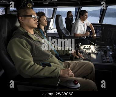 US-Streitkräfte. BOSPORUS STRAIT (30. August 2018) Ein Schiffspilot, Rechts- und Beamtenseefahrer, die dem Schnelltransportschiff USNS Carson City (T-EPF 7) der Spearhead-Klasse zugeteilt sind, stehen auf der Brücke, während das Schiff nach dem Verlassen des Schwarzen Meeres durch die Bosporus-Straße fährt, am 30. August 2018. Carson City ist das siebte von neun Schnelltransportschiffen im Inventar des Military Sealift Command mit der Hauptaufgabe, den schnellen Transport von militärischer Ausrüstung und Personal im Theater über die 20.000 Quadratmeter große, rekonfigurierbare Missionsbucht und Platz für 312 Passagen bereitzustellen Stockfoto