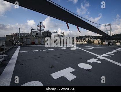 US-Streitkräfte. BOSPORUS STRAIT (30. August 2018) das Expeditionsschiff USNS Carson City (T-EPF 7) durchquert die Bosporus Strait nach dem Verlassen des Schwarzen Meeres am 30. August 2018. Carson City ist das siebte von neun Schnelltransportschiffen im Inventar des Militärsealift Command mit der Hauptaufgabe, den schnellen Transport von militärischer Ausrüstung und Personal im Theater über die 20.000 Quadratmeter große, rekonfigurierbare Missionsbucht mit Platz für 312 Passagiere bereitzustellen. (Foto der US Navy von Mass Communication Specialist 1st Class Kyle Steckler/veröffentlicht) Stockfoto