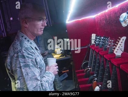 US-Streitkräfte. Air Force General Paul J. Selva, stellvertretender Vorsitzender der Joint Chiefs of Staff, betrachtet die Gitarren hinter der Bühne vor dem Start der World's Biggest USO Tour in Washington, D.C., 13. September 2018. Darbietungen von Florida Georgia Line, Schauspieler und Komiker Adam Devine und Celebrity Chef Robert Irvine wurden an 88 USO-Standorten in den USA und weltweit live gestreamt. (DOD-Foto von Navy Petty Officer 1. Klasse Dominique A. Pineiro) Stockfoto