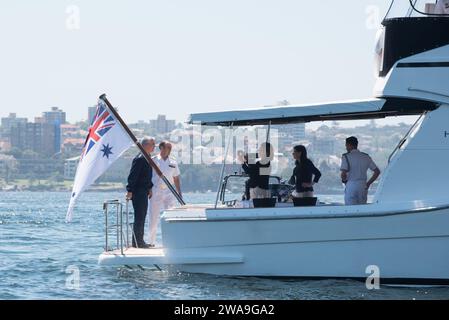 US-Streitkräfte. General Paul J. Selva, stellvertretender Vorsitzender der Joint Chiefs of Staff, posiert für ein Foto neben dem Vize-Chef der australischen Marine ADM David Johnston, stellvertretender Chef der Verteidigungsstreitkräfte; an Bord der Marinekreuzyacht ADM. Michael Hudson im Hafen von Sydney, New South Wales, Australien; 19. Oktober 2019. General Selva war in Australien, um an den Invictus Games Sydney 2018 teilzunehmen, einem internationalen Sportereignis mit aktuellen und ehemaligen US-amerikanischen Verwundeten, Kranken oder Verletzten. (DOD-Foto von James K. McCann, US-Army-Sgt.) Stockfoto