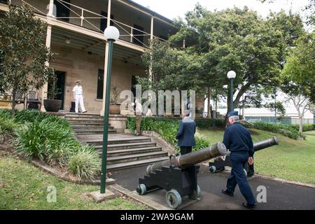 US-Streitkräfte. Paul J. Selva, stellvertretender Vorsitzender der Joint Chiefs of Staff, trifft sich am 19. Oktober 2019 mit David Johnston, stellvertretender Chef der Verteidigungsstreitkräfte der australischen Marine in den Victoria Barracks in Sydney, New South Wales, Australien. General Selva war in Australien, um an den Invictus Games Sydney 2018 teilzunehmen, einem internationalen Sportereignis mit aktuellen und ehemaligen US-amerikanischen Verwundeten, Kranken oder Verletzten. (DOD-Foto von James K. McCann, US-Army-Sgt.) Stockfoto