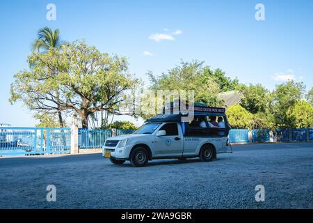 Koh Chang, Thailand. Dezember 2023. Am Ausgang des Ao Sapparot Pier, der Ankunft der Fähre auf der Insel Koh Chang, wartet ein gemeinsames Taxi mit Pick-up-LKW „Songtaew“ auf Touristen. Die Fähre nach Koh Chang Island fährt vom Festland Ao Thammachat Pier auf dem Festland zum Ao Sapparot Pier an der Nordostküste von Koh Chang. Die Insel Koh Chang, die wegen ihrer elefantenförmigen Landzunge als „Elefanteninsel“ bekannt ist, ist Thailands drittgrößte Insel nach Phuket und Samui. (Foto: Nathalie Jamois/SOPA Images/SIPA USA) Credit: SIPA USA/Alamy Live News Stockfoto