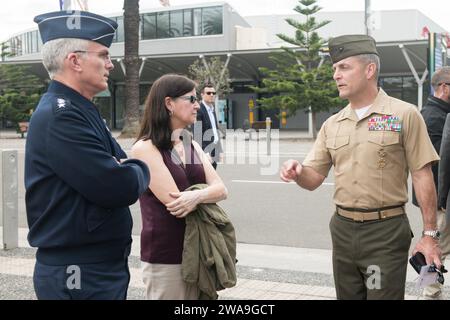 US-Streitkräfte. General Paul J. Selva, stellvertretender Vorsitzender der Joint Chiefs of Staff, und seine Frau Ricki Selva sprechen mit General Michael Rocco, stellvertretender Kommandant für Personal- und Reserveangelegenheiten der U.S. Marine Corps, während sie sich mit Team US-Konkurrenten, Familien, und Mitarbeiter vor der Eröffnung der Invictus Games Sydney 2018 in Sydney, New South Wales, Australien; 20. Oktober 2018. Die Invictus Games sind ein internationales Sportereignis, bei dem aktuelle und ehemalige verwundete, kranke oder verletzte Soldaten aus 18 Nationen in 12 adaptiven Sportarten, darunter Bogenschießen, antreten Stockfoto