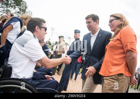 US-Streitkräfte. Der US-Militärminister Dr. Mark T. Esper und seine Frau Leah treffen sich vor der Eröffnungszeremonie der Invictus Games Sydney 2018 in Sydney, New South Wales, Australien, am 20. Oktober 2018. Die Invictus Games sind ein internationales Sportereignis, bei dem aktuelle und ehemalige verletzte, kranke oder verletzte Servicemitarbeiter aus 18 Nationen in 12 adaptiven Sportarten antreten, darunter Bogenschießen, Leichtathletik, Indoor Rudern, Powerlifting, Rennradfahren, Fahrerherausforderung, Segeln, Sitzen Volleyball, Schwimmen, Rollstuhl-Basketball, Rollstuhl-Rugby und Rollstuhl Stockfoto