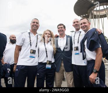 US-Streitkräfte. Der US-Militärminister Dr. Mark T. Esper und seine Frau Leah treffen sich vor der Eröffnungszeremonie der Invictus Games Sydney 2018 in Sydney, New South Wales, Australien, am 20. Oktober 2018. Die Invictus Games sind ein internationales Sportereignis, bei dem aktuelle und ehemalige verletzte, kranke oder verletzte Servicemitarbeiter aus 18 Nationen in 12 adaptiven Sportarten antreten, darunter Bogenschießen, Leichtathletik, Indoor Rudern, Powerlifting, Rennradfahren, Fahrerherausforderung, Segeln, Sitzen Volleyball, Schwimmen, Rollstuhl-Basketball, Rollstuhl-Rugby und Rollstuhl Stockfoto