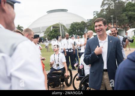 US-Streitkräfte. Der US-Militärminister Dr. Mark T. Esper und seine Frau Leah treffen sich vor der Eröffnungszeremonie der Invictus Games Sydney 2018 in Sydney, New South Wales, Australien, am 20. Oktober 2018. Die Invictus Games sind ein internationales Sportereignis, bei dem aktuelle und ehemalige verletzte, kranke oder verletzte Servicemitarbeiter aus 18 Nationen in 12 adaptiven Sportarten antreten, darunter Bogenschießen, Leichtathletik, Indoor Rudern, Powerlifting, Rennradfahren, Fahrerherausforderung, Segeln, Sitzen Volleyball, Schwimmen, Rollstuhl-Basketball, Rollstuhl-Rugby und Rollstuhl Stockfoto