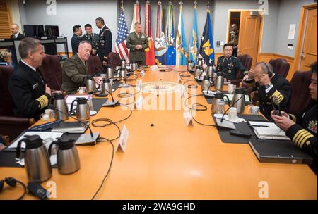 US-Streitkräfte. Der Vorsitzende der Joint Chiefs of Staff General Joe Dunford lädt seine japanischen und koreanischen Kollegen bei multilateralen Treffen im Pentagon am 26. Oktober 2018 ein. (DOD-Foto von James K. McCann, US-Army-Sgt.) Stockfoto