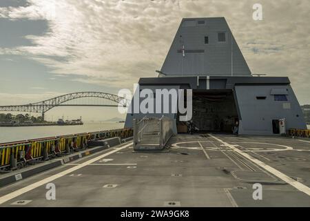 US-Streitkräfte. 181130TP834-0046 PANAMAKANAL (30. November 2018) die Vorkommissionierungseinheit des Lenkraketen-Zerstörers Michael Monsoor (DDG 1001) durchquert die Brücke des Amerikas und des Pazifischen Ozeans. Die zukünftige USS Michael Monsoor ist das zweite Schiff der Zumwalt-Klasse von Raketenzerstörern. Das Schiff soll am 26. Januar 2019 in Coronado, Kalifornien, in Betrieb genommen werden (Foto der U.S. Navy von Mass Communication Specialist 1st Class John Philip Wagner Jr./Release) Stockfoto