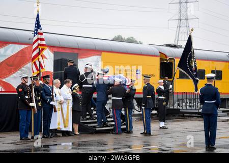 US-Streitkräfte. 181206EV635-458 SPRING, Texas (6. Dezember 2018) die Zeremonial Honor Guard begleitet die Überreste des ehemaligen Präsidenten George H. W. Bush zur Bush 4141-Lokomotive in der Union Pacific Westfield Auto Facility im Frühjahr, Texas, 6. Dezember 2018. Bush, der 41. Präsident der Vereinigten Staaten, starb am 30. November 2018 in Houston, Texas im Alter von 94 Jahren. Bush flog 58 Kampfflugzeuge als Navy-Pilot während des Zweiten Weltkriegs, für die er das Distinguished Flying Cross, drei Air Medaillen und die Presidential Unit Citation erhielt, die an den leichten Flugzeugträger USS San Jacinto (CVL 30) verliehen wurde Stockfoto