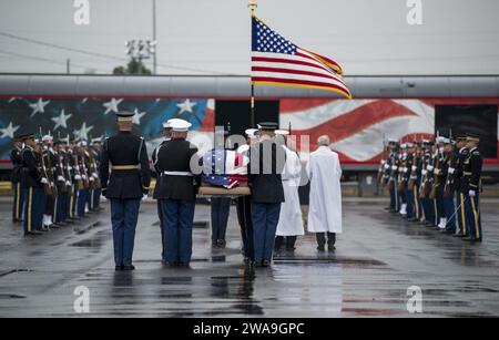 US-Streitkräfte. 181206NL936-1197 FRÜHJAHR, Texas (6. Dezember 2018) die Joint Forces Honor Guard tragen die Schatulle des ehemaligen Präsidenten George H.W. Bush während einer Abfahrtszeremonie in der Union Pacific Westfield Auto Facility im Frühjahr, Texas, 6. Dezember 2018. Der Grabwagen wurde von der 4141er Lokomotive gezogen und trug George H.W. Bushs Überreste zu seiner letzten Ruhestätte in der College Station, Texas. Bush, der 41. Präsident der Vereinigten Staaten, starb am 30. November 2018 in Houston, Texas im Alter von 94 Jahren. Bush flog 58 Kampfeinsätze als Navy-Pilot während des Zweiten Weltkriegs, für den er war Stockfoto