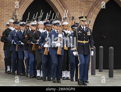 US-Streitkräfte. HOUSTON (6. Dezember 2018) die zeremonielle Ehrenwache marschiert vor St. Martin’s Episcopal Church in Houston, Texas, 6. Dezember 2018, während der Beerdigung von George H. W. Bush, 41. Präsident der Vereinigten Staaten. Bush, der 41. Präsident der Vereinigten Staaten, starb am 30. November 2018 in Houston, Texas im Alter von 94 Jahren. Bush flog 58 Kampfflugzeuge als Navy-Pilot während des Zweiten Weltkriegs, für die er das Distinguished Flying Cross, drei Air Medaillen und die Presidential Unit Citation erhielt, die an den leichten Flugzeugträger USS San Jacinto (CVL 30) verliehen wurde. Bush lag in Zustand am C Stockfoto