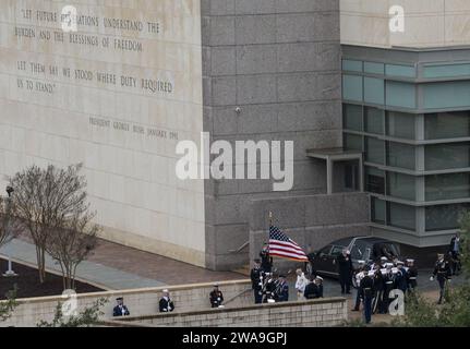 US-Streitkräfte. 181206WJ663-0243 COLLEGE STATION, Texas (6. Dezember 2018) die Zeremonial Honor Guard trägt den Sarg des ehemaligen Präsidenten George H.W. Bush zu seiner letzten Ruhestätte im George Bush Presidential Library Center der Texas A&M University in College Station, Texas, 6. Dezember 2018. Bush, der 41. Präsident der Vereinigten Staaten, starb am 30. November 2018 in Houston, Texas im Alter von 94 Jahren. Bush flog 58 Kampfflugzeuge als Navy-Pilot während des Zweiten Weltkriegs, für die er das Distinguished Flying Cross, drei Air Medaillen und die Presidential Unit Citation erhielt, die er an die LIG vergab Stockfoto