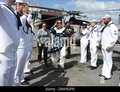 US-Streitkräfte. 181206QB805 PEARL HARBOR (6. Dezember 2018) Indiens Verteidigungsminister Nirmala Sitharaman wird nach einer Tour mit dem Raketenzerstörer USS Michael Murphy (DDG 112) an Land gepiept. Indien und die USA sind globale Partner im Bereich Verteidigung und Sicherheit und arbeiten zusammen, um einen freien und offenen Indo-Pazifik zu gewährleisten Marineblau von Mass Communication Specialist 1st Class Randi Brown/veröffentlicht) Stockfoto