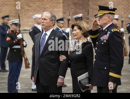 US-Streitkräfte. HOUSTON (6. Dezember 2018) der ehemalige Präsident George W. Bush und seine Frau, die ehemalige First Lady Laura Bush, stehen zusammen mit Generalmajor Michael L. Howard, kommandierender General der Joint Task Force-National Capital Region, Washington, bei Beerdigungszeremonien für den ehemaligen Präsidenten George H.W. Bush in St. Martin’s Episcopal Church in Houston, Texas, 6. Dezember 2018. Bush, der 41. Präsident der Vereinigten Staaten, starb am 30. November 2018 in Houston, Texas im Alter von 94 Jahren. Bush flog 58 Kampfeinsätze als Navy-Pilot während des Zweiten Weltkriegs, wofür er das Distinguished Flying Cross, Three Ai, erhielt Stockfoto