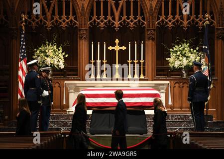 US-Streitkräfte. 181205GV774-0106 HOUSTON (6. Dezember 2018) die Mitglieder des Dienstes bewachen den Sarg des ehemaligen Präsidenten George H. W. Bush in St. Martin's Episcopal Church während der Trauerfeier in Houston, Texas, 5. Dezember 2018. Bush, der 41. Präsident der Vereinigten Staaten, starb am 30. November 2018 in Houston, Texas im Alter von 94 Jahren. Bush flog 58 Kampfflugzeuge als Navy-Pilot während des Zweiten Weltkriegs, für die er das Distinguished Flying Cross, drei Air Medaillen und die Presidential Unit Citation erhielt, die an den leichten Flugzeugträger USS San Jacinto (CVL 30) verliehen wurde. Bush lag in Zustand A Stockfoto