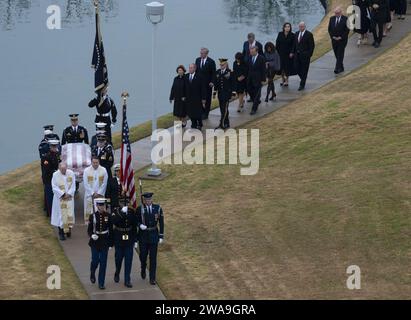 US-Streitkräfte. 181206WJ663-0387 COLLEGE STATION, Texas (6. Dezember 2018) die Zeremonial Honor Guard trägt den Sarg des ehemaligen Präsidenten George H.W. Bush zu seiner letzten Ruhestätte im George Bush Presidential Library Center der Texas A&M University in College Station, Texas, 6. Dezember 2018. Bush, der 41. Präsident der Vereinigten Staaten, starb am 30. November 2018 in Houston, Texas im Alter von 94 Jahren. Bush flog 58 Kampfflugzeuge als Navy-Pilot während des Zweiten Weltkriegs, für die er das Distinguished Flying Cross, drei Air Medaillen und die Presidential Unit Citation erhielt, die er an die LIG vergab Stockfoto