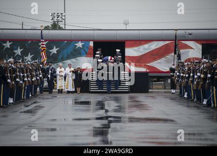 US-Streitkräfte. 181206NL936-1302 FRÜHJAHR, Texas (6. Dezember 2018) die Joint Forces Honor Guard tragen die Schatulle des ehemaligen Präsidenten George H.W. Bush während einer Abfahrtszeremonie in der Union Pacific Westfield Auto Facility im Frühjahr, Texas, 6. Dezember 2018. Der Grabwagen wurde von der 4141er Lokomotive gezogen und brachte George H.W. Bushs Überreste zu seiner letzten Ruhestätte in der College Station, Texas. Bush, der 41. Präsident der Vereinigten Staaten, starb am 30. November 2018 in Houston, Texas im Alter von 94 Jahren. Bush flog 58 Kampfflugzeuge als Navy-Pilot während des Zweiten Weltkriegs, für den er awar Stockfoto