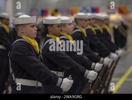 US-Streitkräfte. GREAT LAKES, Illinois (7. Dezember 2018) die Ehrengarde der Rekruten steht während einer Abschlussfeier in der Midway Ceremonial Drill Hall im Recruit Training Command zur Parade. Mehr als 30.000 Rekruten absolvieren jährlich das einzige Bootcamp der Navy. (Foto der U.S. Navy von Mass Communication Specialist 1st Class Spencer flog/veröffentlicht) Stockfoto