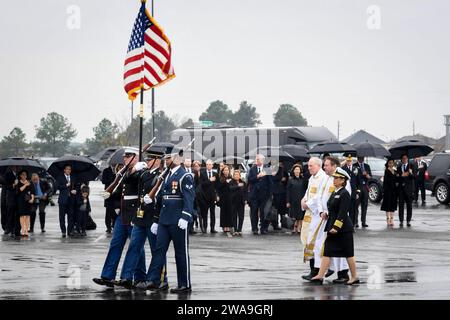 US-Streitkräfte. 181206EV635-333 SPRING, Texas (6. Dezember 2018) Service-Mitglieder führen am 6. Dezember 2018 Bestattungsdienste für den ehemaligen Präsidenten George H. W. Bush in der Union Pacific Westfield Auto Facility durch. Bush, der 41. Präsident der Vereinigten Staaten, starb am 30. November 2018 in Houston, Texas im Alter von 94 Jahren. Bush flog 58 Kampfflugzeuge als Navy-Pilot während des Zweiten Weltkriegs, für die er das Distinguished Flying Cross, drei Air Medaillen und die Presidential Unit Citation erhielt, die an den leichten Flugzeugträger USS San Jacinto (CVL 30) verliehen wurde. Bush lag im Zustand in Th Stockfoto