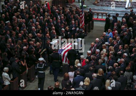 US-Streitkräfte. HOUSTON (6. Dezember 2018) Trauer versammeln sich zu Ehren des ehemaligen Präsidenten George H. W. Bush in St. Martins Episcopal Church in seiner Heimatstadt Houston, Texas, 6. Dezember 2018. Bush, der 41. Präsident der Vereinigten Staaten, starb am 30. November 2018 in Houston, Texas im Alter von 94 Jahren. Bush flog 58 Kampfflugzeuge als Navy-Pilot während des Zweiten Weltkriegs, für die er das Distinguished Flying Cross, drei Air Medaillen und die Presidential Unit Citation erhielt, die an den leichten Flugzeugträger USS San Jacinto (CVL 30) verliehen wurde. Bush lag in der Capitol Rotunde vor einer staatlichen Beerdigung in Stockfoto