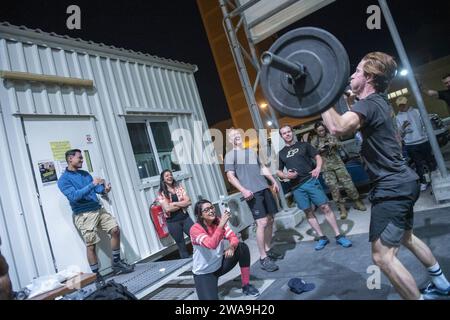 US-Streitkräfte. General Joe Dunford, Vorsitzender der Joint Chiefs of Staff, trifft sich mit den entsandten Dienstmitgliedern bei der Naval Support Activity Bahrain, 22. Dezember 2018. Dunford besuchte zusammen mit USO-Entertainern Servicemitarbeiter, die während der Ferien nicht zu Hause sind, an verschiedenen Orten. Zu den diesjährigen Entertainern zählen die Schauspieler Milo Ventimiglia, Wilmer Valderrama, DJ J Dayz, Matt Fraser, der dreimalige Olympiasieger Shaun White, die Country Music Sängerin Kellie Pickler und der Komiker Jessiemae Peluso. (DOD-Foto von Navy Petty Officer 1. Klasse Dominique A. Pineiro) Stockfoto