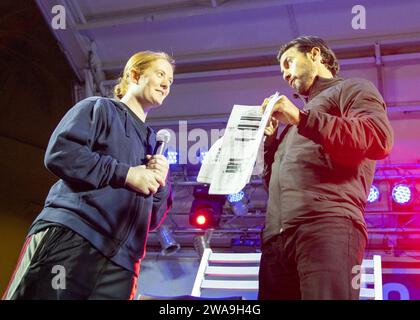 US-Streitkräfte. General Joe Dunford, Vorsitzender der Joint Chiefs of Staff, trifft sich mit den entsandten Dienstmitgliedern bei der Naval Support Activity Bahrain, 22. Dezember 2018. Dunford besuchte zusammen mit USO-Entertainern Servicemitarbeiter, die während der Ferien nicht zu Hause sind, an verschiedenen Orten. Zu den diesjährigen Entertainern zählen die Schauspieler Milo Ventimiglia, Wilmer Valderrama, DJ J Dayz, Matt Fraser, der dreimalige Olympiasieger Shaun White, die Country Music Sängerin Kellie Pickler und der Komiker Jessiemae Peluso. (DOD-Foto von Navy Petty Officer 1. Klasse Dominique A. Pineiro) Stockfoto