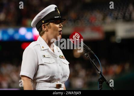 US-Streitkräfte. 182205PN185-077 WASHINGTON (22. Mai 2018) Chefmusiker Shana L. Sullivan spielt die Nationalhymne im Nationals Park in Washington, D.C. die US-Reputation Martha McSally, eine pensionierte Oberst der Air Force, warf das erste Feld während der „Women in the Military“-Feier der Washington Nationals aus. (US Navy Foto von Musiker 1st Class Eric Brown/veröffentlicht) Stockfoto