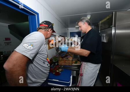 US-Streitkräfte. 150006LN337-089 DEVESELU, Rumänien (6. Oktober 2015) die Köche „Panini“ Pete Blohme und John Conley von Navy Entertainment's Celebrity Chef Tour „Messlords“ bereiten eine Mahlzeit für die Seeleute und Zivilisten der Naval Support Facility (NSF) Deveselu 6. Oktober 2015 vor. Als erster Besuch von Navy Entertainment bereiteten die Köche vier Mahlzeiten innerhalb von 24 Stunden zu und verwöhnten die Seeleute mit der Gourmet-Kochkunst der Spitzenköche. NSF Deveselu ist eine Aegis-Raketenabwehranlage im Süden Rumäniens. Die Anlage bietet qualitativ hochwertige Landunterstützung für die Küste von Aegis Stockfoto