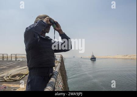 US-Streitkräfte. 1605011JE250-039 SUEZ CANAL (11. Mai 2016) – Yeoman Seaman Keonte Savadge verwendet ein Fernglas während einer Uhr des Small Arms Caliber Team (SCAT) an Bord des Lenkraketen-Zerstörers USS Gravely (DDG 107). Gravely arbeitet derzeit mit der Boxer Amphibious Ready Group zur Unterstützung von Operationen zur Gefahrenabwehr im Seeverkehr und zur Zusammenarbeit im Bereich der Theatersicherheit im Einsatzgebiet der 5. US-Flotte. (Foto der US Navy von Mass Communication Specialist 2nd Class Darby C. Dillon) Stockfoto