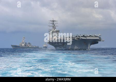 US-Streitkräfte. 1701201OW182-0426 PAZIFISCHER OZEAN (1. Dezember 2017) der Flugzeugträger USS Nimitz (CVN 68) dampft während einer Luftwaffendemonstration vor den Arleigh-Burke-Klasse-Raketenzerstörern USS Howard (DDG 83) und USS Shoup (DDG 86). Die Nimitz Carrier Strike Group wird regelmäßig im Westpazifik eingesetzt. Die US-Marine patrouilliert seit mehr als 70 Jahren routinemäßig die indoasiatisch-pazifische Region und fördert Frieden und Sicherheit. (Foto der US Navy von Mass Communication Specialist 2nd Class Jacob M. Milham/veröffentlicht) Stockfoto