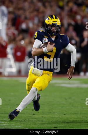 Januar 2024 der Quarterback von Michigan Wolverines J.J. McCarthy (9) trägt den Ball während des CFP Semifinal Rose Bowl Game zwischen den Michigan Wolverines und dem Alabama Crimson Tide im Rose Bowl in Pasadena, Kalifornien. Obligatorischer Lichtschein : Charles Baus/CSM Stockfoto