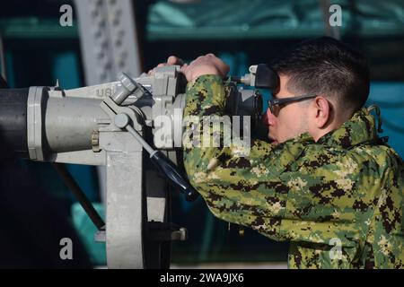 US-Streitkräfte. 1806028GC347-0170 STRAIT OF GIBRALTAR (28. Juni 2018) Master-at-Arms 1st Class Mark Doorenbos steht während eines Durchgangs auf der Straße auf dem nimitz-Klasse-Flugzeugträger USS Harry S. Truman (CVN 75) aus. Truman wird derzeit im Rahmen einer laufenden Rotation der US-Streitkräfte eingesetzt, die maritime Sicherheitseinsätze in internationalen Gewässern rund um den Globus unterstützen. (Foto der US Navy von Mass Communication Specialist, 2nd Class, Scott Swofford/veröffentlicht) Stockfoto