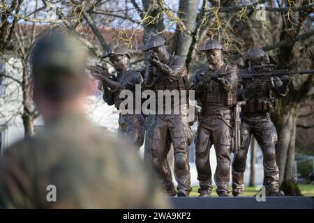 Calw, Deutschland. Dezember 2023. Ein Soldat steht vor dem Denkmal des Sonderkommandos in der Graf Zeppelin-Kaserne. Mit dem neuen Rekrutierungstest reagiert das Spezialeinsatzkommando auf sich ändernde Anforderungen und berücksichtigt operative Erfahrungen. Quelle: Marijan Murat/dpa/Alamy Live News Stockfoto