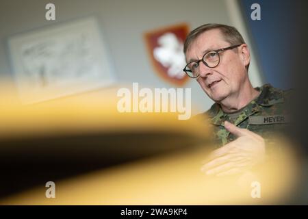 Calw, Deutschland. Dezember 2023. Ansgar Meyer, Brigadegeneral der Bundeswehr und Kommandeur des Sonderkommandos, nimmt an einem Interview mit der Deutschen Presseagentur (dpa) in der Graf Zeppelin-Kaserne Teil. Mit dem neuen Rekrutierungstest reagiert das Spezialeinsatzkommando auf veränderte Anforderungen und berücksichtigt operative Erfahrungen. Quelle: Marijan Murat/dpa/Alamy Live News Stockfoto