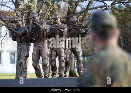 Calw, Deutschland. Dezember 2023. Ein Soldat steht vor dem KSK-Denkmal in der Graf Zeppelin-Kaserne. Mit dem neuen Rekrutierungstest reagiert das Spezialeinsatzkommando auf veränderte Anforderungen und berücksichtigt operative Erfahrungen. (An dpa 'Bundeswehr-Eliteeinheit KSK hat Test für Kommandotraining neu organisiert') Credit: Marijan Murat/dpa/Alamy Live News Stockfoto