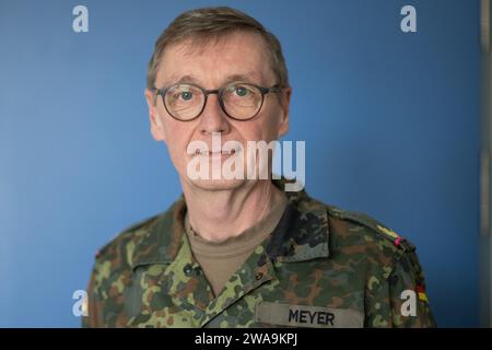 Calw, Deutschland. Dezember 2023. Ansgar Meyer, Brigadegeneral der Bundeswehr und Kommandeur des Sonderkommandos, nimmt an einem Interview mit der Deutschen Presseagentur (dpa) in der Graf Zeppelin-Kaserne Teil. Mit dem neuen Rekrutierungstest reagiert das Spezialeinsatzkommando auf veränderte Anforderungen und berücksichtigt operative Erfahrungen. Quelle: Marijan Murat/dpa/Alamy Live News Stockfoto