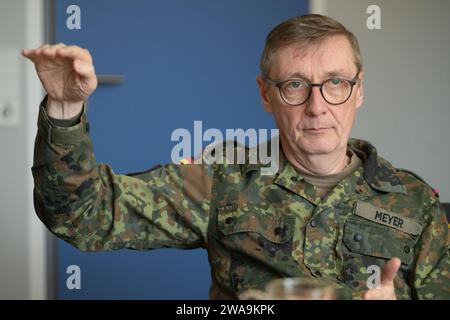 Calw, Deutschland. Dezember 2023. Ansgar Meyer, Brigadegeneral der Bundeswehr und Kommandeur des Sonderkommandos, nimmt an einem Interview mit der Deutschen Presseagentur (dpa) in der Graf Zeppelin-Kaserne Teil. Mit dem neuen Rekrutierungstest reagiert das Spezialeinsatzkommando auf veränderte Anforderungen und berücksichtigt operative Erfahrungen. Quelle: Marijan Murat/dpa/Alamy Live News Stockfoto