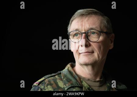 Calw, Deutschland. Dezember 2023. Ansgar Meyer, Brigadegeneral der Bundeswehr und Kommandeur des Sonderkommandos, nimmt an einem Interview mit der Deutschen Presseagentur (dpa) in der Graf Zeppelin-Kaserne Teil. Mit dem neuen Rekrutierungstest reagiert das Spezialeinsatzkommando auf veränderte Anforderungen und berücksichtigt operative Erfahrungen. Quelle: Marijan Murat/dpa/Alamy Live News Stockfoto