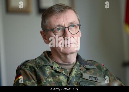 Calw, Deutschland. Dezember 2023. Ansgar Meyer, Brigadegeneral der Bundeswehr und Kommandeur des Sonderkommandos, nimmt an einem Interview mit der Deutschen Presseagentur (dpa) in der Graf Zeppelin-Kaserne Teil. Mit dem neuen Rekrutierungstest reagiert das Spezialeinsatzkommando auf veränderte Anforderungen und berücksichtigt operative Erfahrungen. Quelle: Marijan Murat/dpa/Alamy Live News Stockfoto