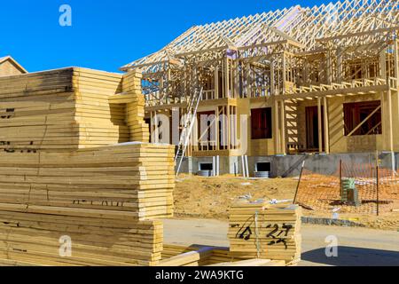 Baumaterial aus Holz ist für den Einsatz auf der Baustelle verfügbar Stockfoto