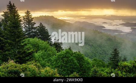 Blick auf die Smokie Mountains vom Blue Ridge Parkway mit dramatischem Abendhimmel und Nebel, der aus den Tälern aufsteigt Stockfoto